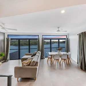 https://waterfront-3-bedroom-home.hotelssunshinecoast.net