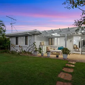 https://golden-beach-cozy-cottage-for-couples.hotelssunshinecoast.net