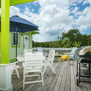 https://sir-charles-guest-house.comcaribbean.com